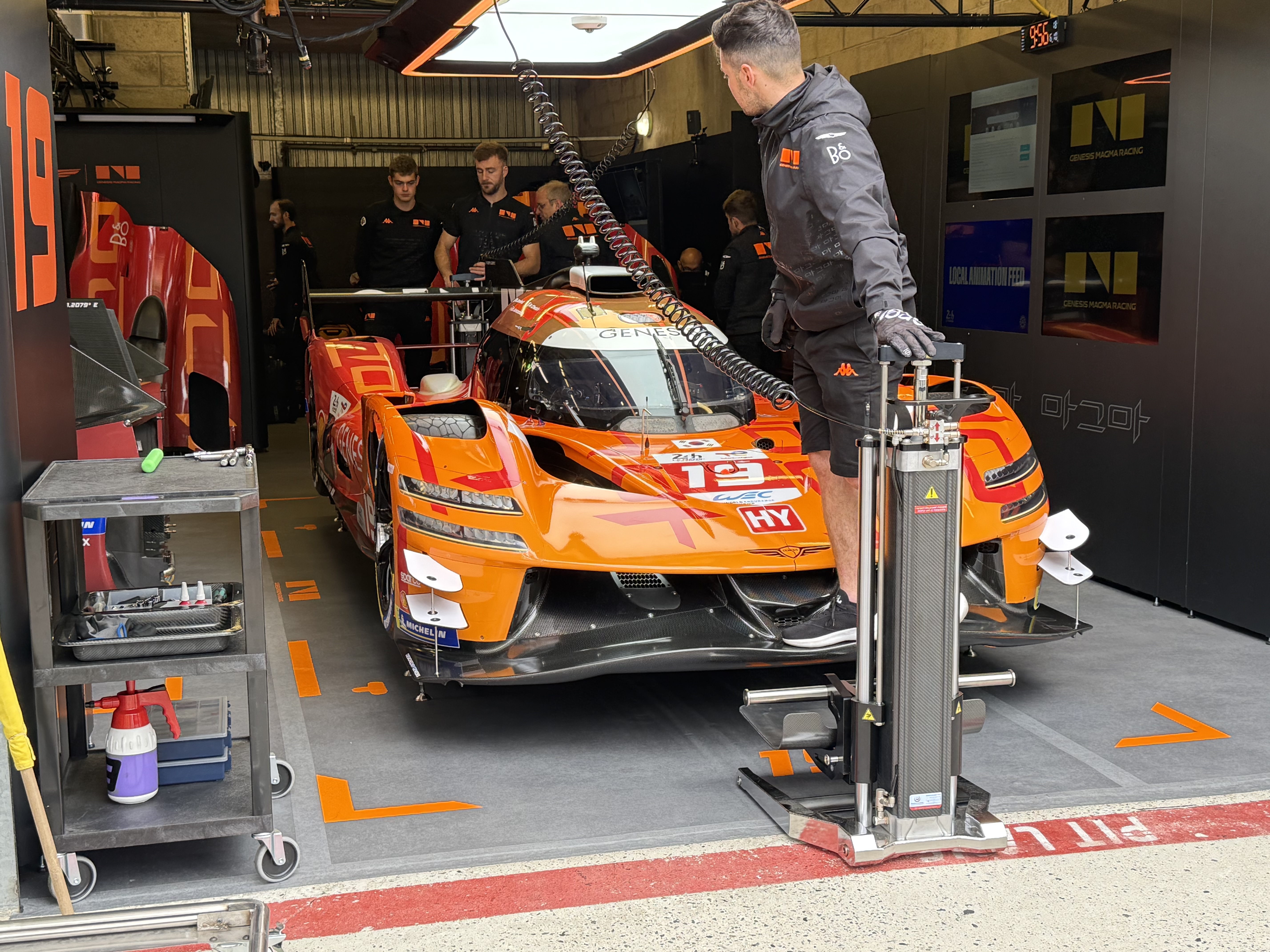 Genesis Magma Racing #19, garage